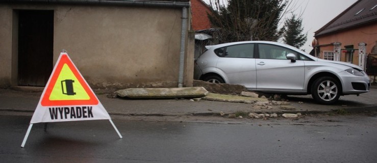 Jechała seatem. Uderzyła w betonowy płot  - Zdjęcie główne