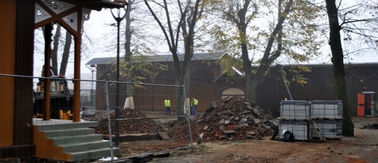 Remontują plac przy rawickim Domu Kultury - Zdjęcie główne