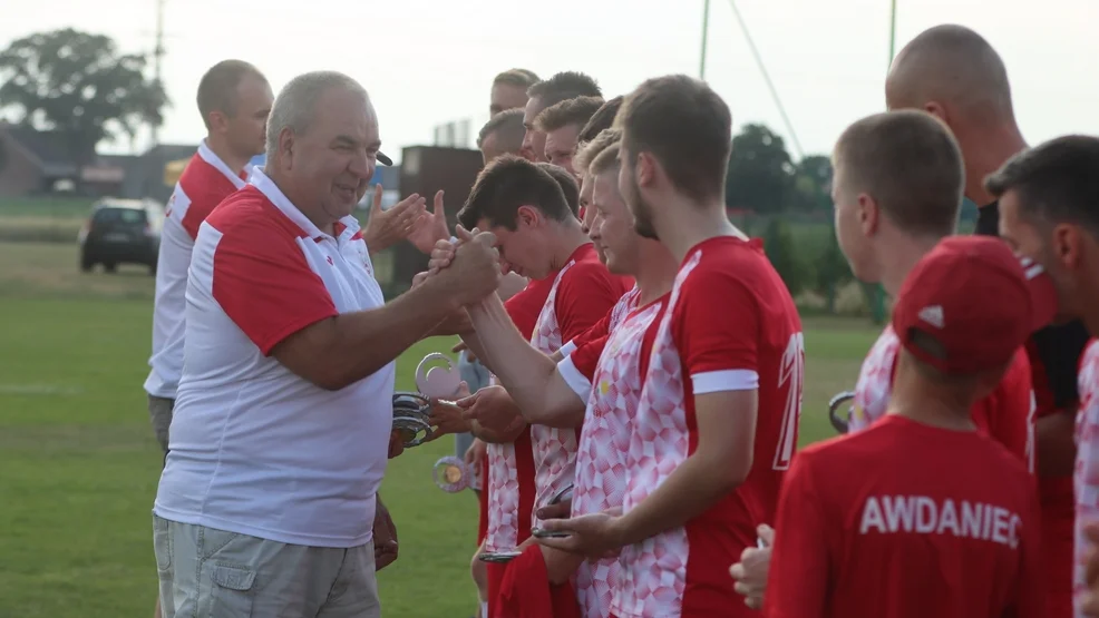 Race, płonąca marynarka i feta w Pakosławiu. Awdaniec w klasie okręgowej [ZDJĘCIA] - Zdjęcie główne