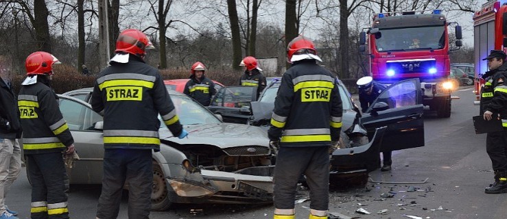 Kolizja dwóch samochodów przy dworcu kolejowym [FOTO] - Zdjęcie główne