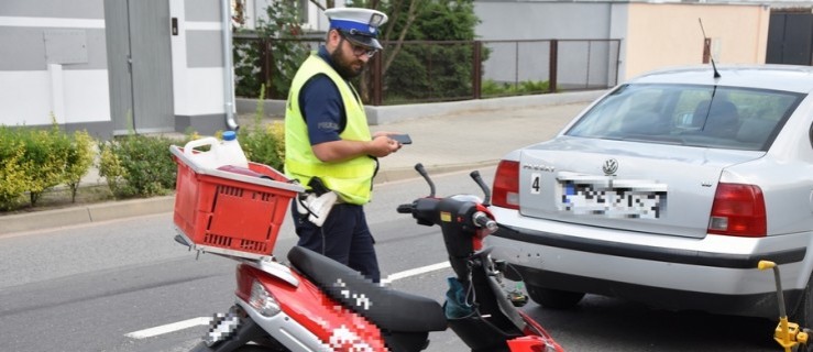 Motorowerzysta uderzył w tył auta [FOTO] - Zdjęcie główne