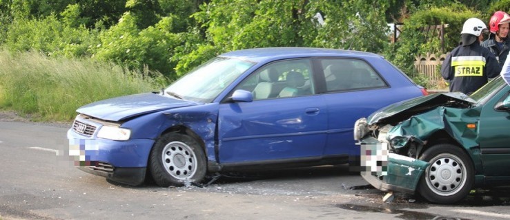 Volkswagen uderzył w bok audi w Pakosławiu [FOTO] - Zdjęcie główne