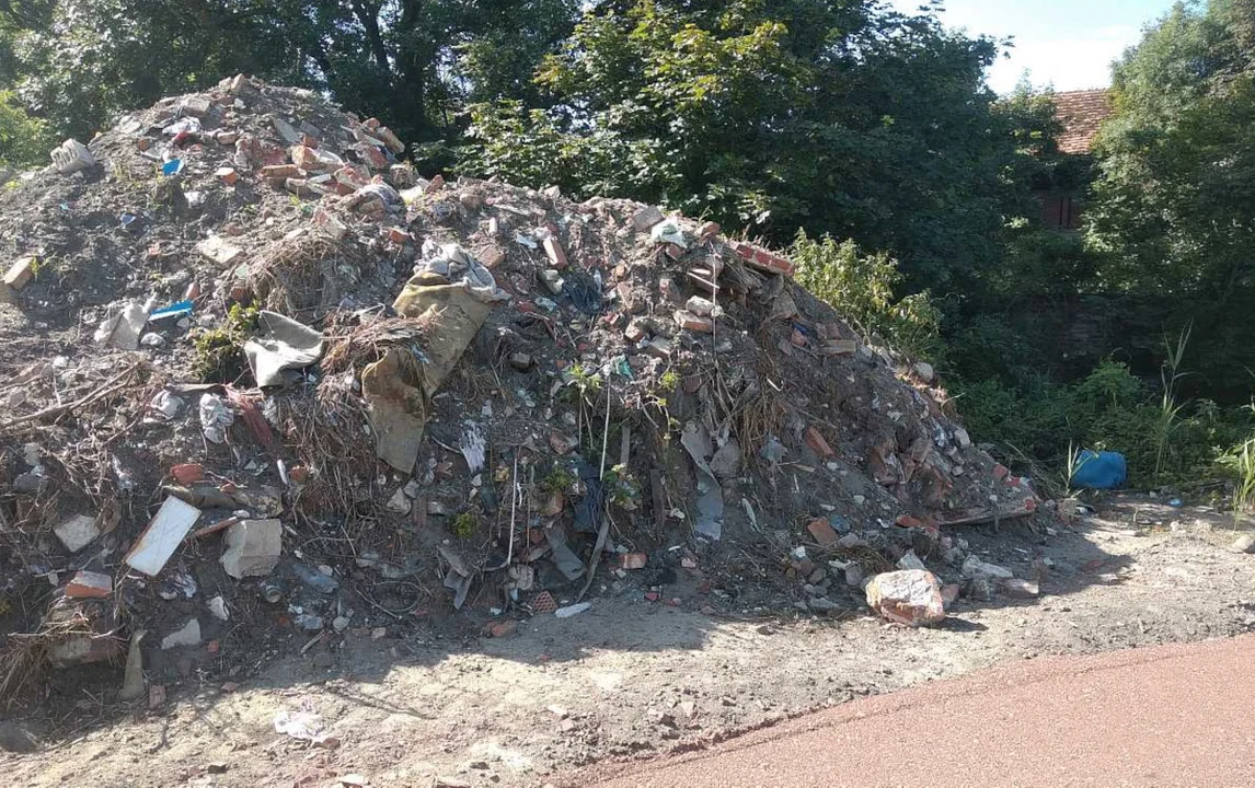 Bojanowo. Kto wyrzucił śmieci przy ścieżce rowerowej? - Zdjęcie główne