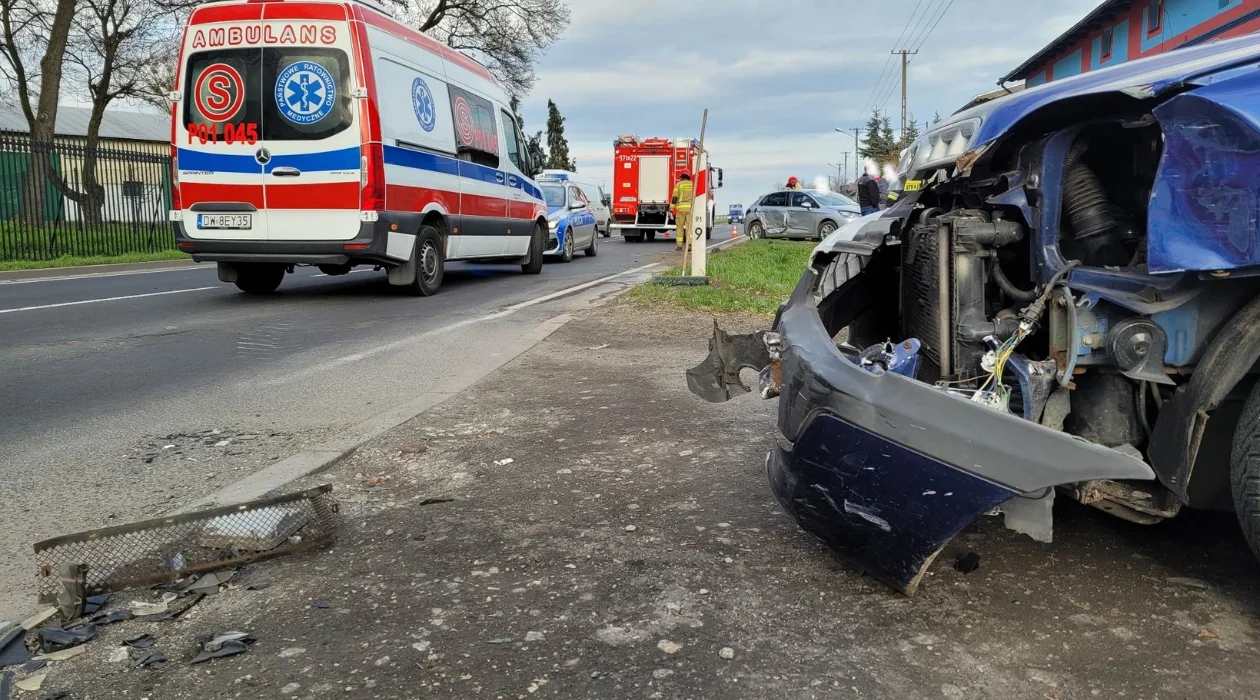 Zderzenie dwóch samochodów w Dłoni. Wprowadzono ruch wahadłowy - Zdjęcie główne