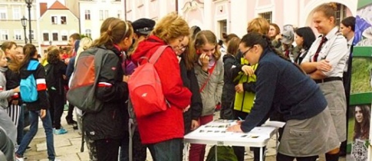 Harcerze i zuchy  na ulicach Rawicza - Zdjęcie główne