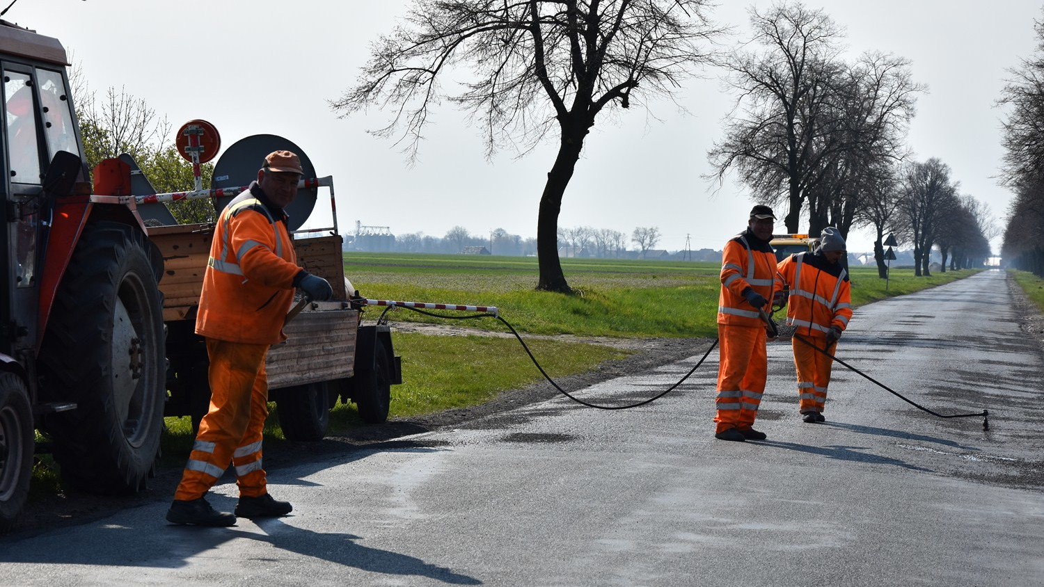 Łatają drogi na terenie całego powiatu - Zdjęcie główne