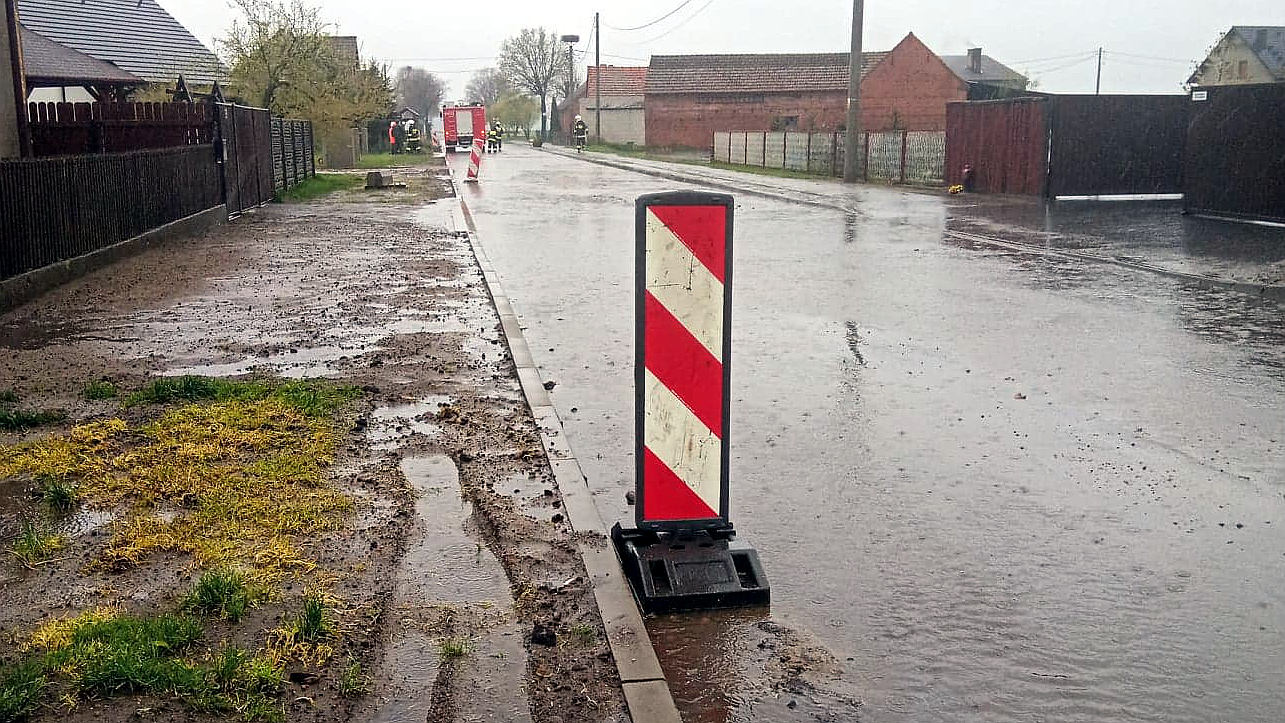 Woda zalewa posesje. IMGW podnosi stopień alertu. Coraz więcej interwencji strażaków - Zdjęcie główne