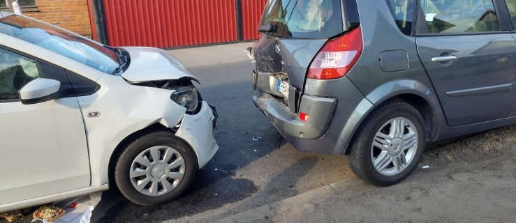 Zderzenie dwóch samochodów w Szkaradowie. Poszkodowana w szpitalu - Zdjęcie główne