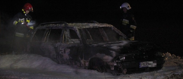 Opel spłonął pod Oczkowicami. Kto prowadził auto? [FOTO] - Zdjęcie główne
