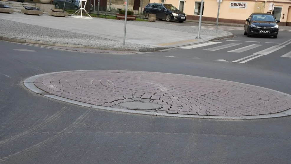 Rawicz. Kolizja na mini rondzie. Motorowerzysta z sądowym zakazem uderzył w auto - Zdjęcie główne