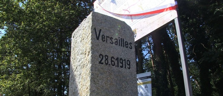 Odsłonięto historyczny "kamień wersalski" na granicy powiatów - Zdjęcie główne