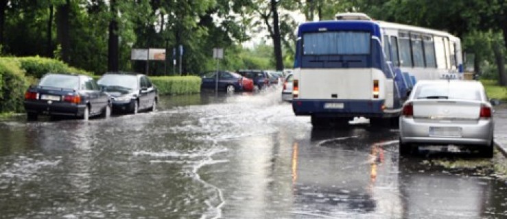  Rawicz. Woda zalewa okolice dworca PKP - Zdjęcie główne