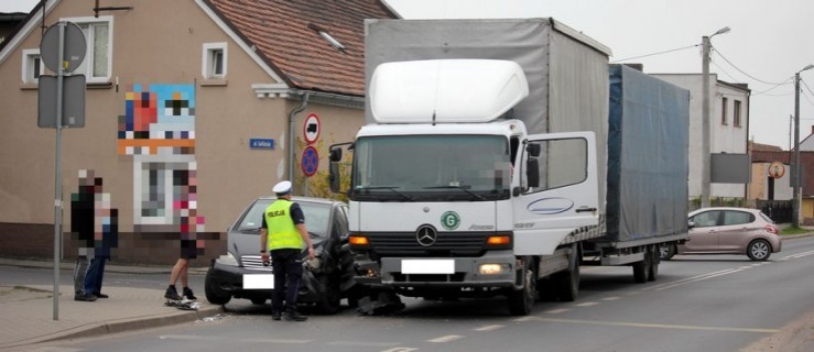 Ciężarówka wjechała w auto osobowe. Kolejna stłuczka w Masłowie - Zdjęcie główne