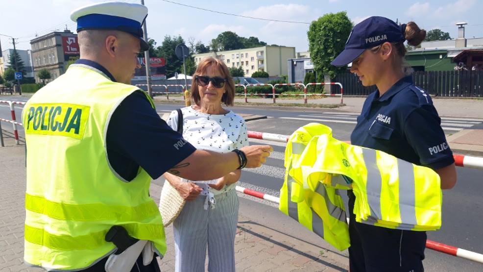 Akcja NURD. Policjanci zamiast mandatów, rozdawali kamizelki odblaskowe  - Zdjęcie główne