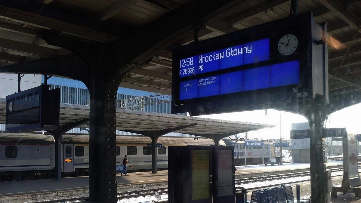 Jeździsz pociągiem na stację Poznań Główny? Na początku września zmiana oznaczenia peronów - Zdjęcie główne