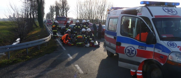 Zderzenie trzech aut, dwie osoby pojechały do szpitala - Zdjęcie główne