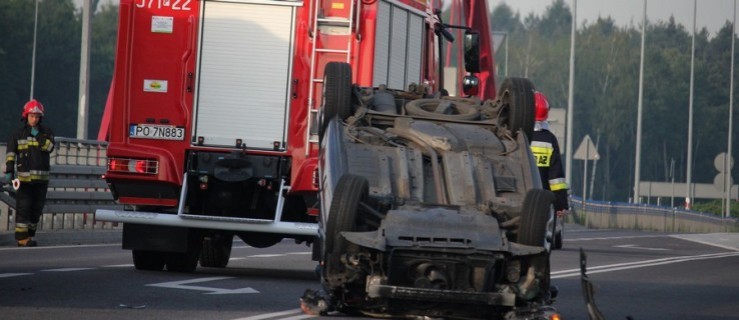 Dachowanie na DK 36. Rover uderzył w peugeota - Zdjęcie główne