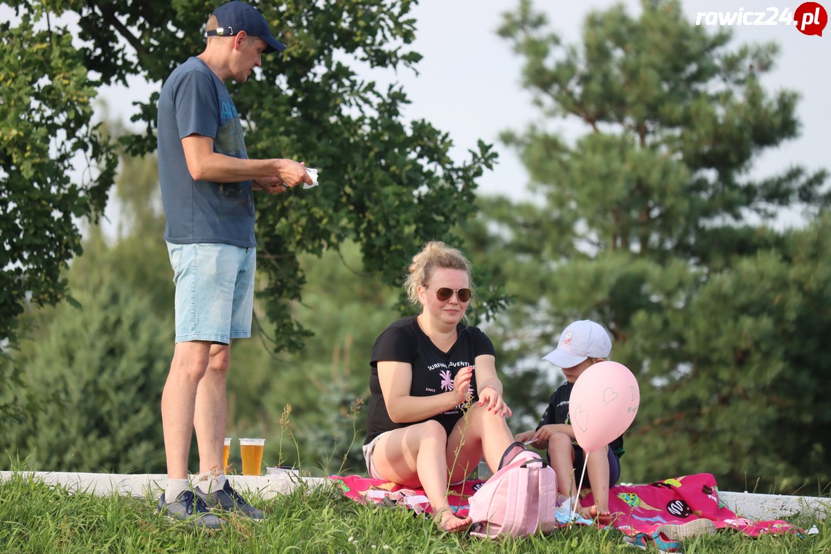 Kibice na meczu Niedźwiadków z łotewskim Lokomotivem