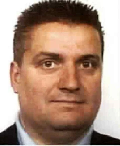 MATUSZEWSKI TOMASZ. Data urodzenia: 1960.07.25. Miejsce urodzenia: Inowrocław. Poszukiwany na podstawie: Art. 91 § 1 Nabywanie, przechowywanie, przewożenie, przesyłanie lub przenoszenie towaru stanowiącego przedmiot czynu zabronionego określonego w art. 86-90 § 1, lub pomaganie w jego zbyciu albo przyjmowanie tego towaru lub pomaganie w jego ukryciu, Art. 77 § 2 Niewpłacenie w terminie na rachunek właściwego organu pobranego podatku przez płatnika lub inkasenta, jeżeli kwota niewpłaconego podatku jest małej wartości, Art. 284 § 2 Przywłaszczenie powierzonej rzeczy ruchomej - typ podstawowy, Art. 178a § 1 Prowadzenie pojazdu mechanicznego w ruchu lądowym, wodnym lub powietrznym przez osobę będącą w stanie nietrzeźwości lub pod wpływem środka odurzającego, Art. 286 § 1 Oszustwo - typ podstawowy, Art. 270 § 1 Podrabianie lub przerabianie dokumentów w celu użycia ich za autentyczne lub używanie podrobionego lub przerobionego dokumentu jako autentycznego, Art. 300 § 2 Udaremnianie lub uszczuplanie zaspokojenia swojego wierzyciela poprzez usuwanie, ukrywanie, zbywanie, darowanie, niszczenie, rzeczywiste lub pozorne obciążanie albo uszkadzanie składników swojego majątku zajętych lub zagrożonych zajęciem - w celu udaremnienia wykonania orzeczenia sądu lub innego organu państwowego. Poszukiwany przez: Komisariat Toruń - Śródmieście, ul. Polskiego Czerwonego Krzyża 2, telefon: (47) 754-24-52, email: dyzurny-torun-srodmiescie@bg.policja.gov.pl.