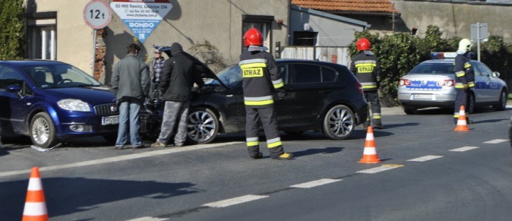 Zderzenie trzech samochodów. Dwie osoby trafiły do szpitala - Zdjęcie główne