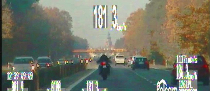 Pędził do dziewczyny motocyklem 180 km/h. Bez prawa jazdy [FILM] - Zdjęcie główne