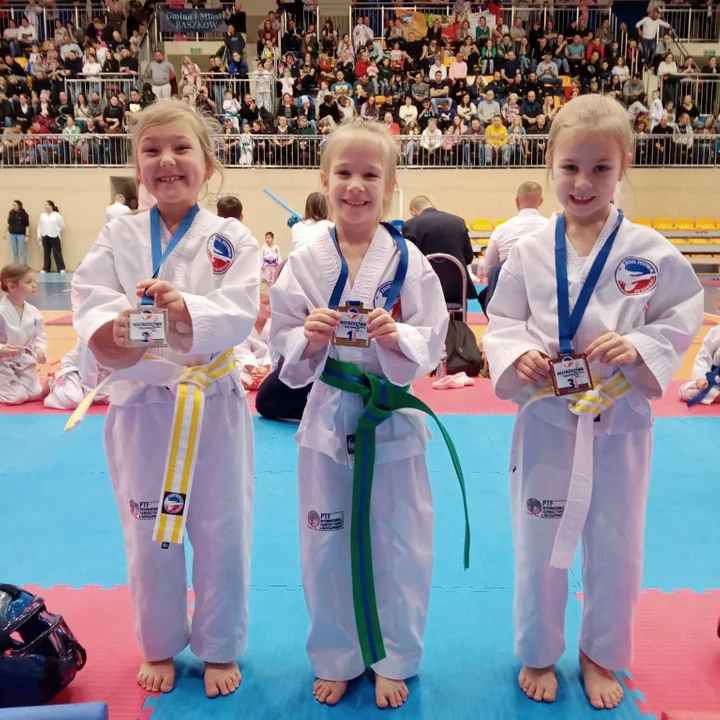 Jutrosińscy zawodnicy taekwon-do na Mistrzostwach Wielkopolski w Raszkowie. Do domu wracali z medalami - Zdjęcie główne