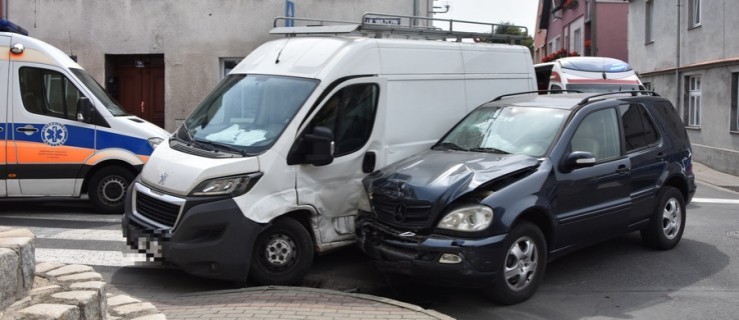 Zderzenie w centrum Rawicza. Dwie osoby trafiły do szpitala [AKTUALIZACJA] - Zdjęcie główne