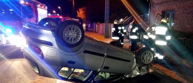 Auto uderzyło w płot posesji i hydrant w Stwolnie - Zdjęcie główne