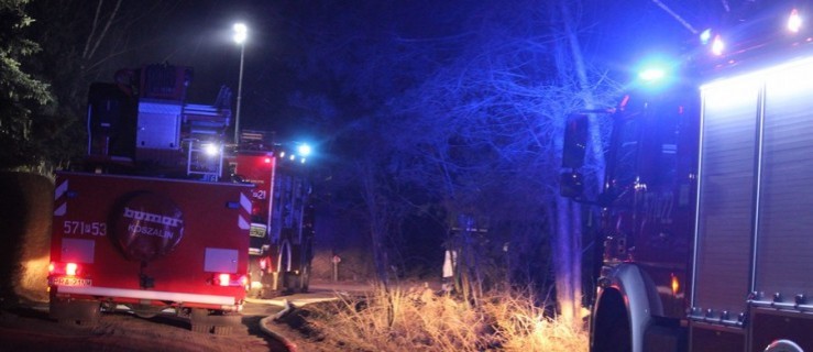 Wieczorny pożar w Folwarku. Strażacy w akcji gaśniczej - Zdjęcie główne