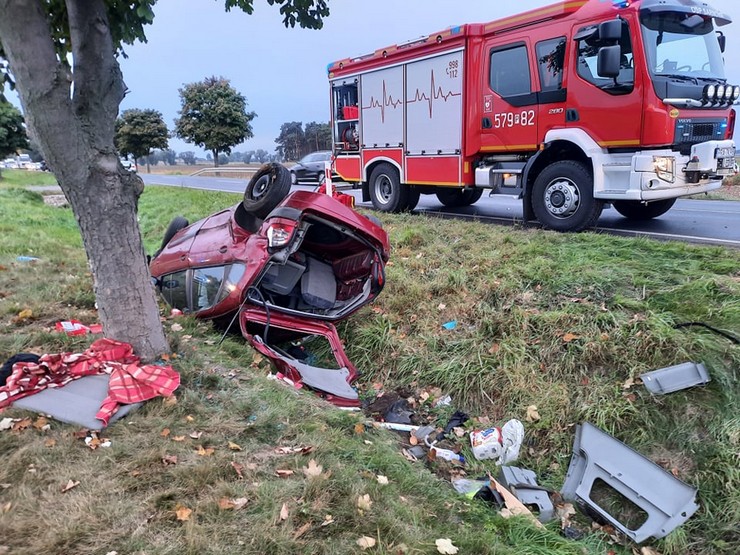 Auto dachowało. Kierowca w szpitalu - Zdjęcie główne