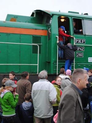 Przejazd lokomotywy w Miejskiej Górce - Zdjęcie główne