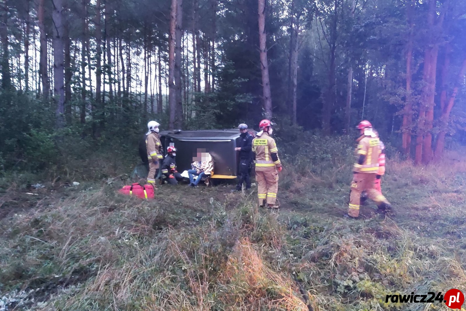 Auto wypadło z drogi w okolicy Ronda Załęcze - Zdjęcie główne