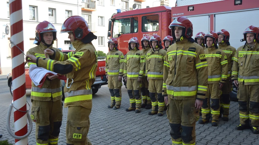 Rawicz. Dzień Flagi. Strażacy uroczyście podnieśli flagę na maszt [ZDJĘCIA] - Zdjęcie główne