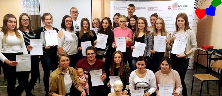 Kurs pierwszej pomocy dla uczniów ZSZ w Rawiczu - Zdjęcie główne
