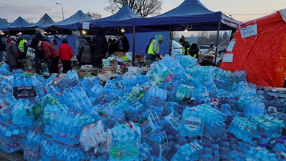 Pierwszy transport darów z Rawicza dotarł na granicę [FOTO] - Zdjęcie główne