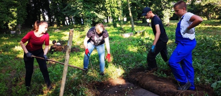 Kolejna akcja w Jutrosinie. Cztery godziny porządkowali cmentarz  - Zdjęcie główne