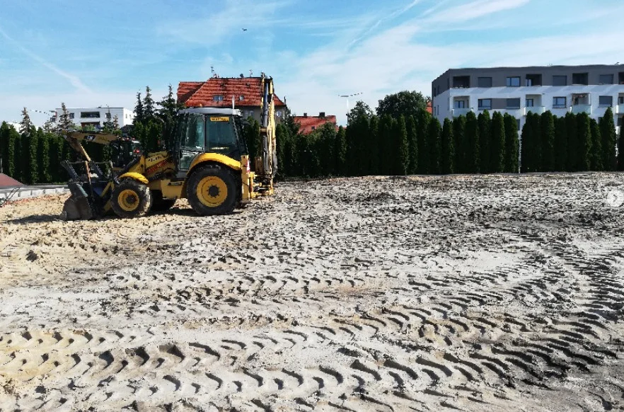 Trwa budowa nowego boiska sportowego przy rawickiej "czwórce" - Zdjęcie główne