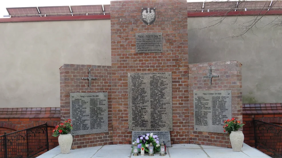 W Pakosławiu dbają o pamięć poległych. Odnowiono pomnik  - Zdjęcie główne