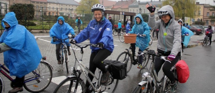 Deszcz im nie przeszkadzał. Rowerzyści na trasie - Zdjęcie główne