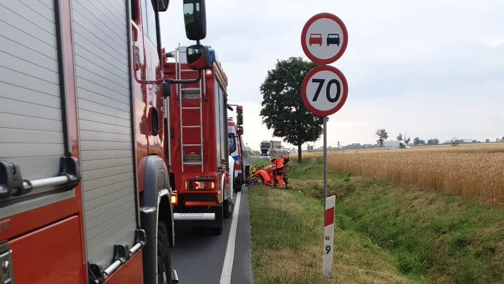 Zauważyli rowerzystę leżącego przy drodze krajowej nr 36. Rozpoczęli walkę o jego życie i wezwali służby - Zdjęcie główne