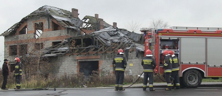 Pożar w opuszczonym budynku przy ul. Ceglanej w Rawiczu - Zdjęcie główne