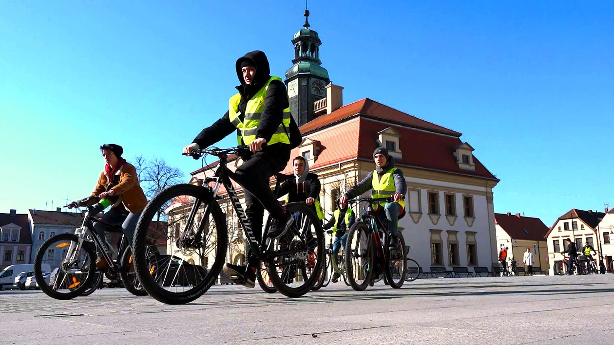 Wagary na dwóch kółkach. Uczniowie ZSZ pojechali rowerami do Osieka - Zdjęcie główne