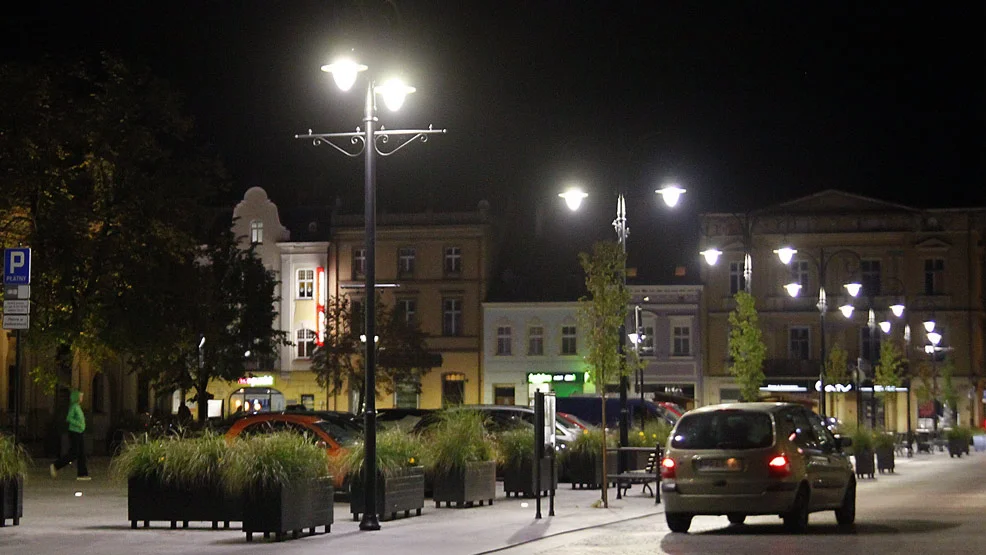 Lampy nie tylko oświetlają, ale również zdobią miasto - Zdjęcie główne