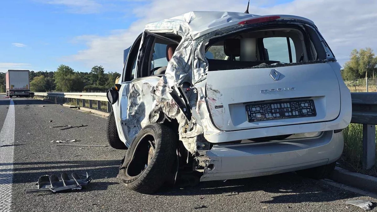 Rawicz. Kolizja na S5. W auto osobowe uderzyła ciężarówka - Zdjęcie główne