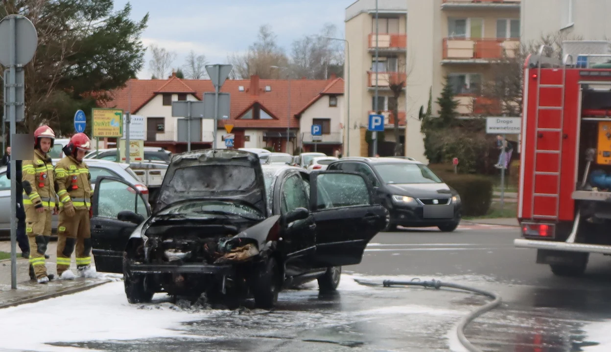 Rawicz. Ogień w komorze silnika. Spłonęło auto osobowe - Zdjęcie główne