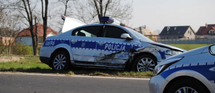 Radiowóz uszkodzony, policjanci poszkodowani - Zdjęcie główne