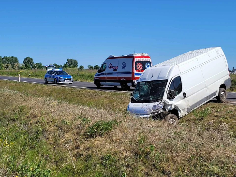 Kolizja drogowa między rondem a wiaduktem - Zdjęcie główne