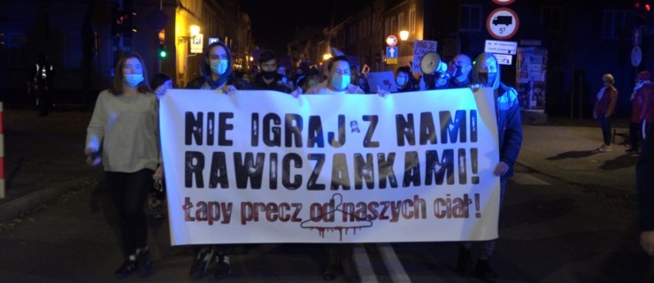 Protest kobiet. Blisko tysiąc osób przeszło ulicami Rawicza [FILM] - Zdjęcie główne