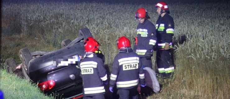 Dachowanie na krajówce. Pasażer poszkodowany - Zdjęcie główne