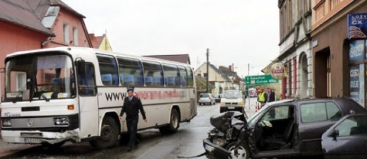 Miejska Górka. Wypadek autobusu i osobówki [WIDEO] - Zdjęcie główne